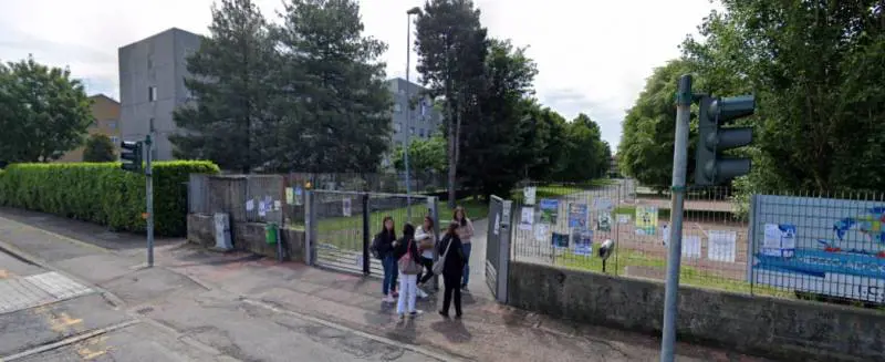 Maniaco mostra il pene a una ragazzina fuori dalla scuola