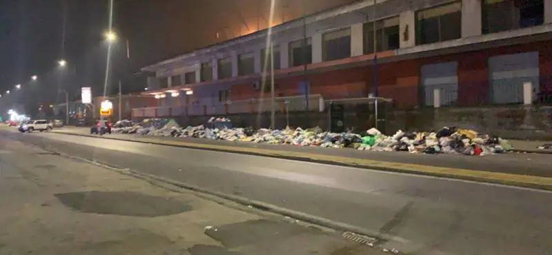 Emergenza rifiuti a Napoli Nord: ritardi nella raccolta e discariche abusive in strada