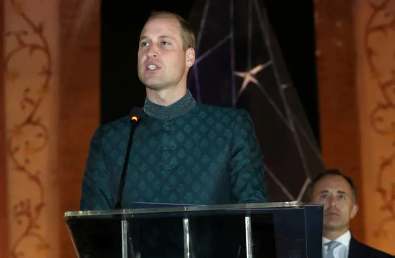Il principe William con il tradizionale sherwani conquista il Pakistan