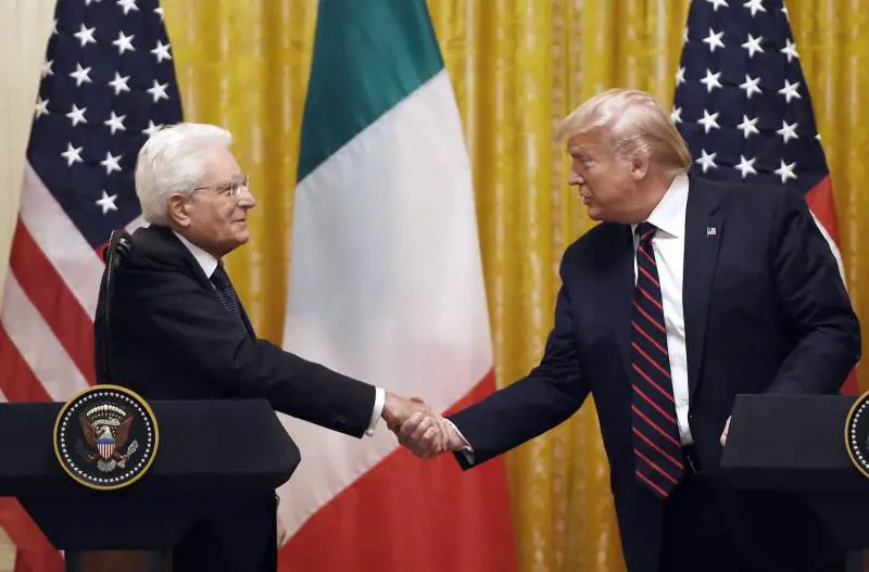 Quel gesto di Mattarella per interrompere Trump
