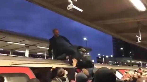 I "gretini" bloccano la metro di Londra: aggrediti dai pendolari