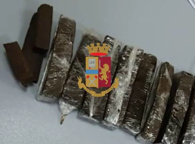 Spaccia hashish in strada, arrestato a 64 anni