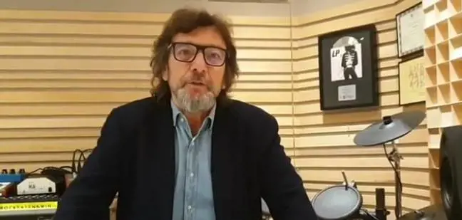 Claudio Cecchetto, malore per il produttore trasportato in ospedale con un’ambulanza