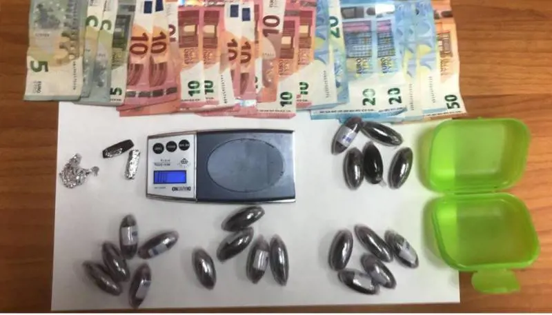 Taranto, spaccia agli arresti domiciliari: giovane in manette