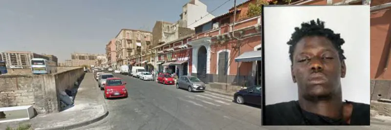 Immigrato dà di matto: aggredisce minori, polizia e rompe l'auto di servizio