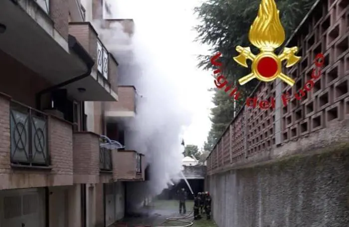 Scopre che l'ex moglie non ha relazioni: dà fuoco a casa e tenta il suicidio