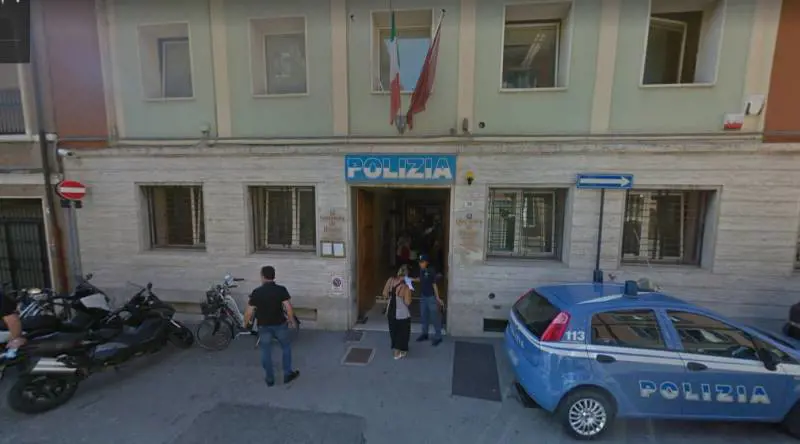 Rimini, niente permesso di soggiorno: guineano aggredisce agenti