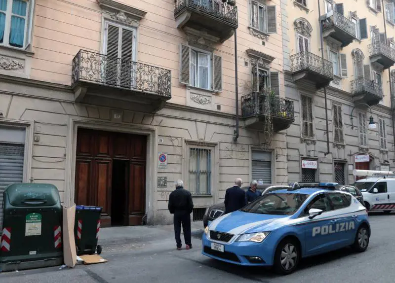 Scopre che lui è un killer. L'uomo prova a sgozzarla