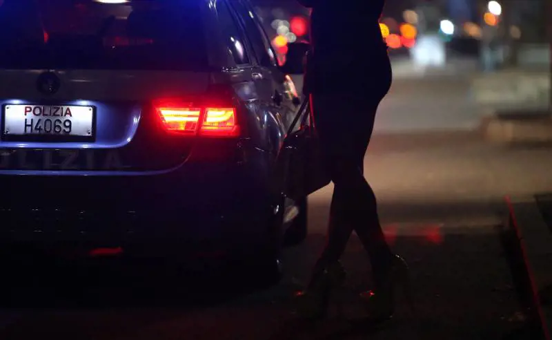Sfruttava le prostitute ma aveva il reddito di cittadinanza