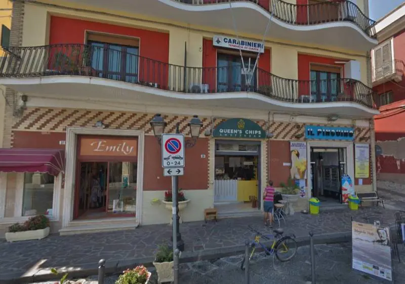 Gaeta, vuole alcolici gratis e attacca militari: rumeno solo denunciato