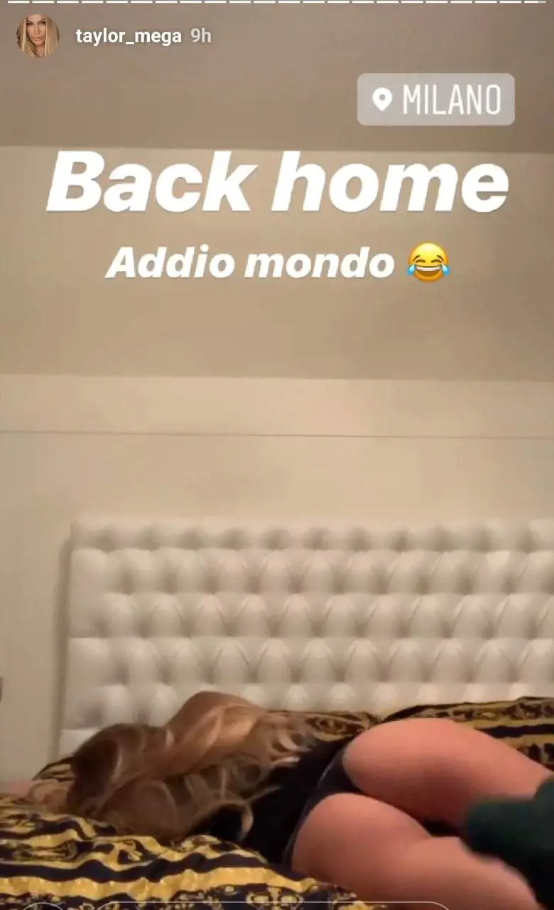 Taylor Mega sul letto con solo gli slip