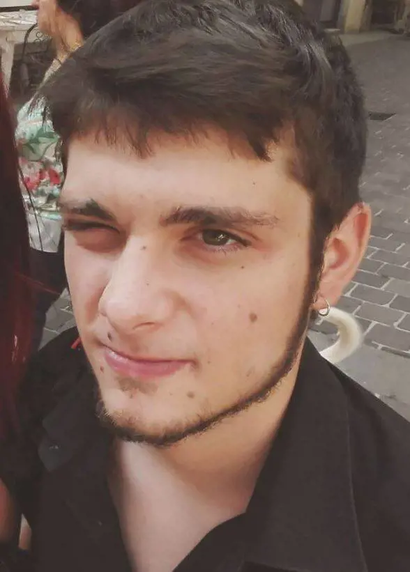 Agonizzante in strada, è caccia al pirata