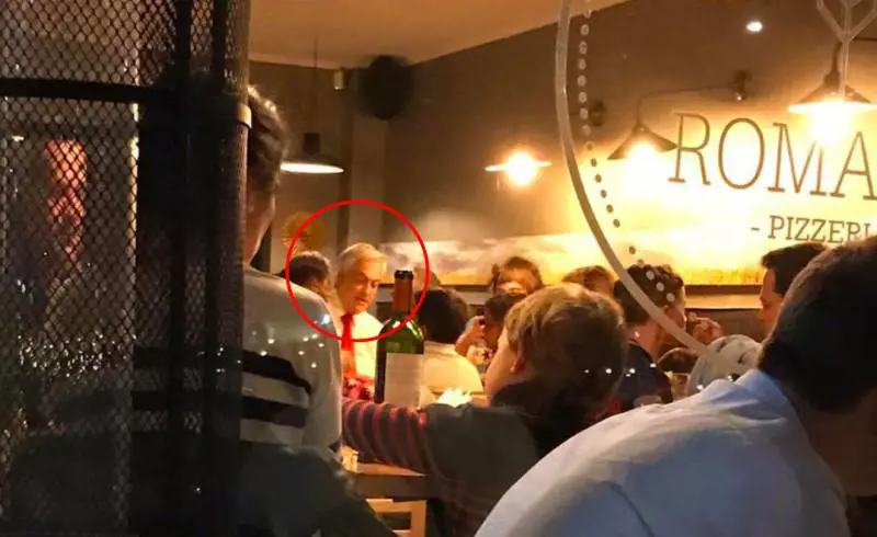 Cile, bufera su Piñera: "Santiago brucia e lui mangia la pizza"