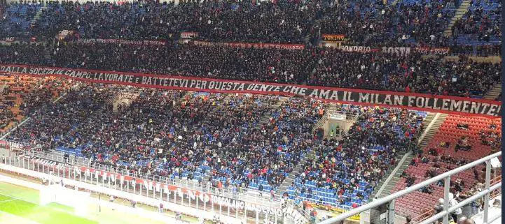 Milan, la curva sud alla squadra: "Battetevi per questa gente che ama i colori"