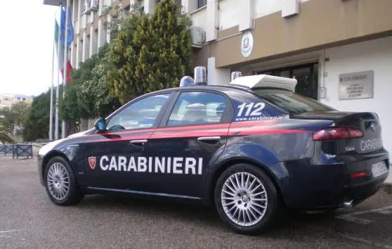 Ladri di armi incastrati da una boccetta di profumo: due arresti