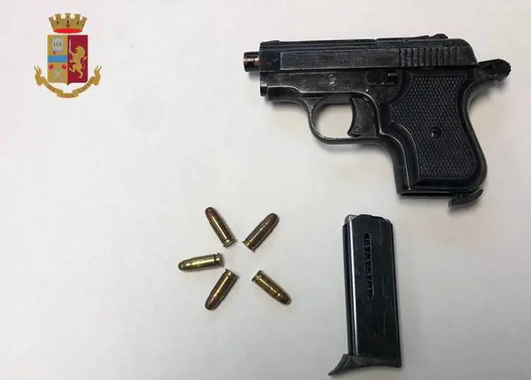 Taranto, nascondeva una pistola nel paraurti della sua auto: arrestato
