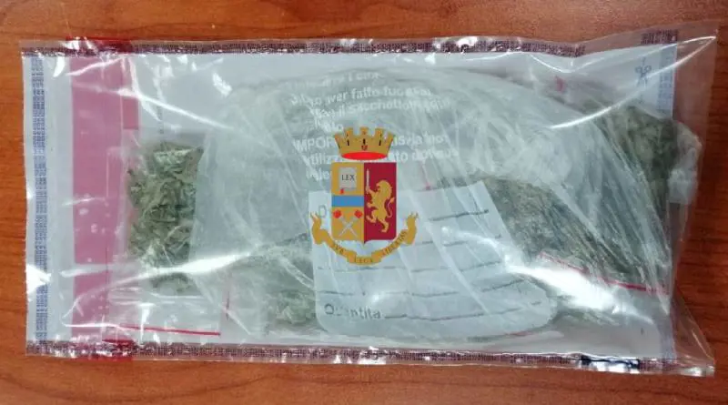 Ghanese con divieto di dimora in Campania scoperto a spacciare a Napoli: arrestato
