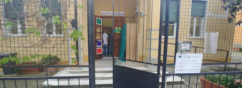 Imperia, scritte sataniche e una svastica nelle aule dell'asilo