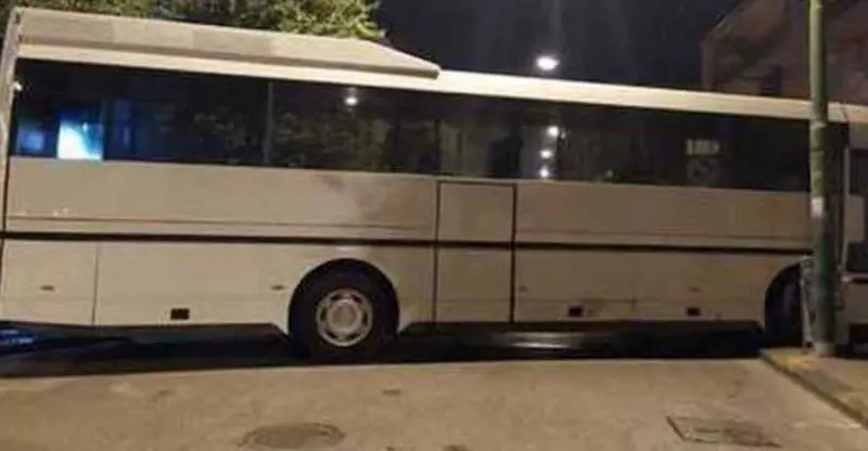Bloccano le strade con gli autobus per rapinare la banca