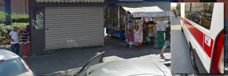È infastidito dal suono della sirena e prende a pugni un’ambulanza in servizio