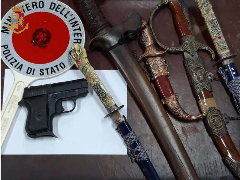 Taranto, spade, pugnali e una pistola in cantina