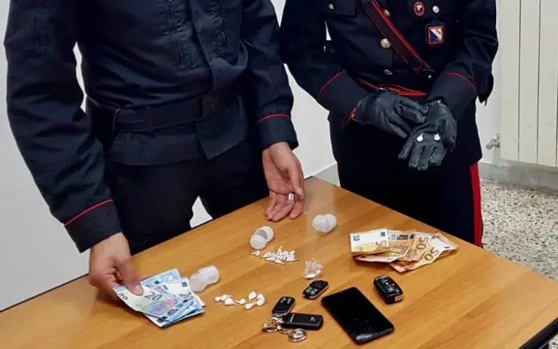 Scoperto in auto con crack e cocaina, arrestato