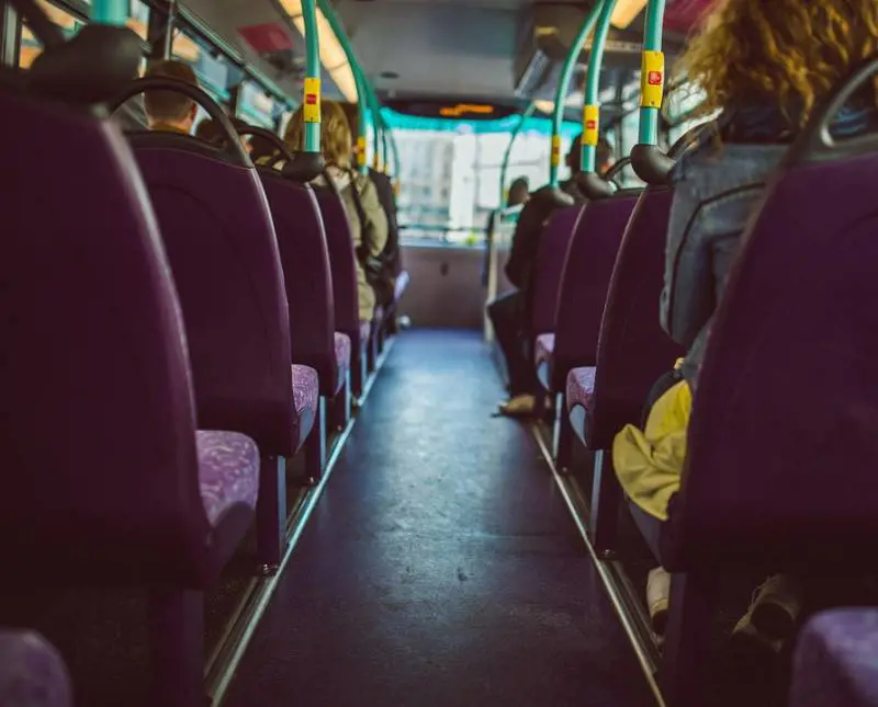 "Me lo togliete da qui?". Donna contro il bimbo disabile sull'autobus
