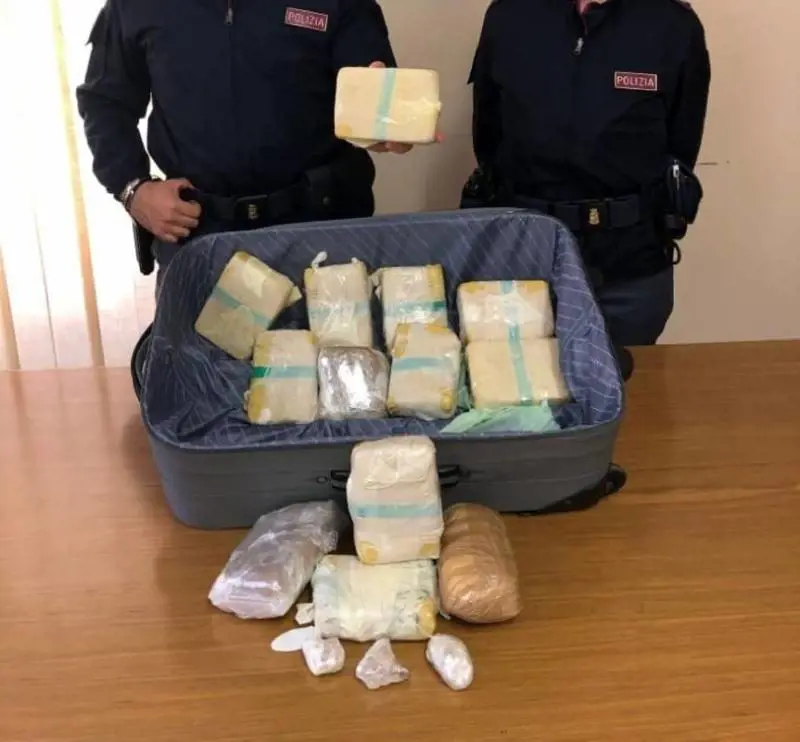 Tre cellulari e 7 chili di eroina in salotto: arrestata