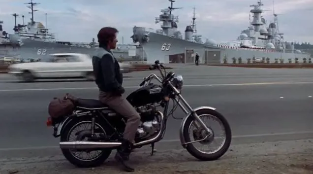 In Ufficiale e gentiluomo, Richard Gere e la sua Triumph Bonneville 750 T140E