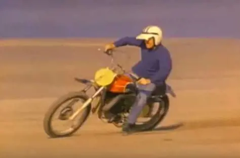 Una scena di On Any Sunday, con Steve McQueen