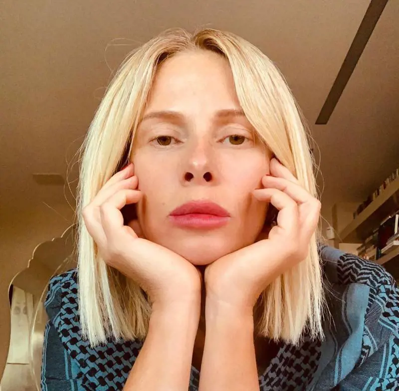 Alessia Marcuzzi si sdraia, ma il décolleté straborda