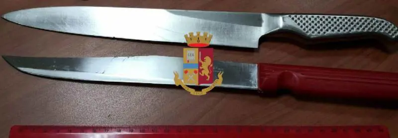 Minaccia moglie e suoceri con il coltello, arrestato
