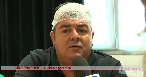 Massacra conducente bus con un bastone: senegalese libero dopo poche ore