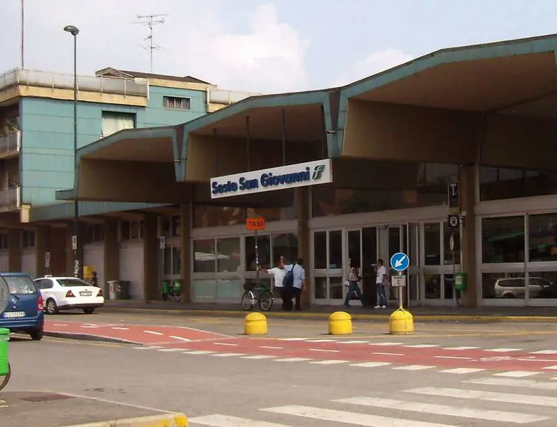 "Prima o poi ti becco da sola". Migrante molesta donna in treno. Lei lo fa arrestare