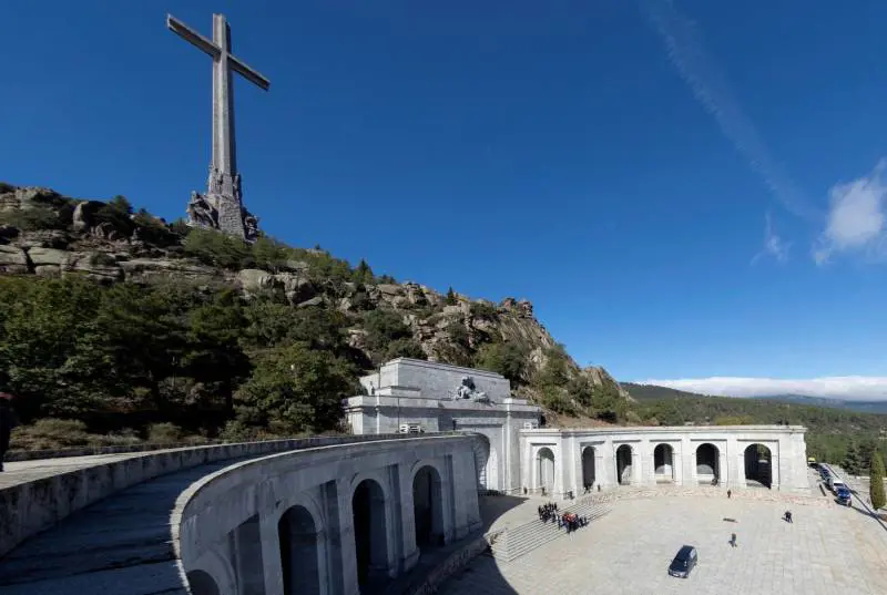 Via dal Mausoleo degli eroi: Franco riesumato e sloggiato