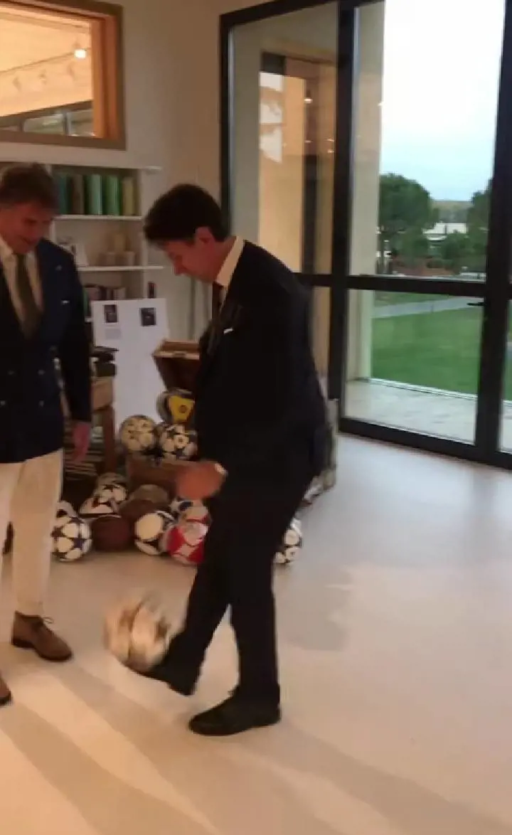 Conte visita l'azienda di Brunello Cucinelli e si improvvisa calciatore