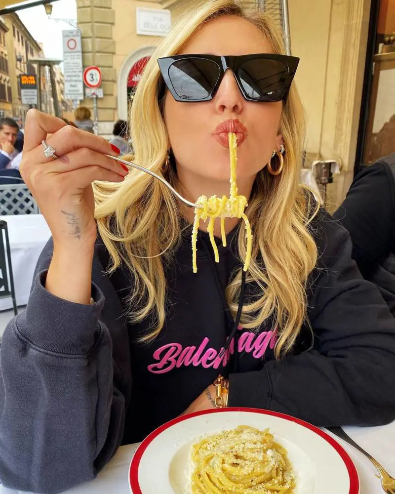 Chiara Ferragni mangia la carbonara, ma è subito polemica