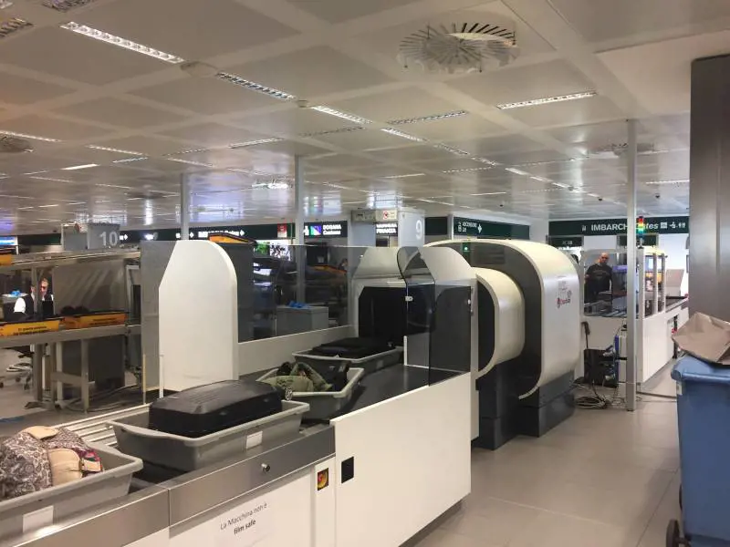 Rivoluzione in aeroporto: sì ai liquidi nei trolley. E pure portatili e tablet
