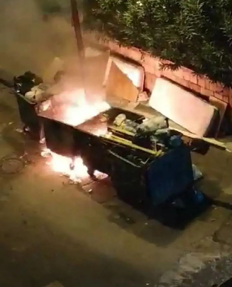 Cassonetti in fiamme nel centro della città: la denuncia dei residenti