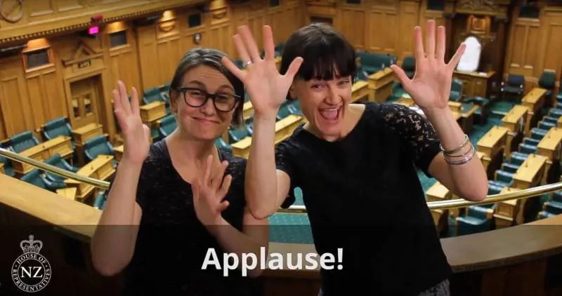 "Battere le mani mette ansia". Stop degli studenti di Oxford