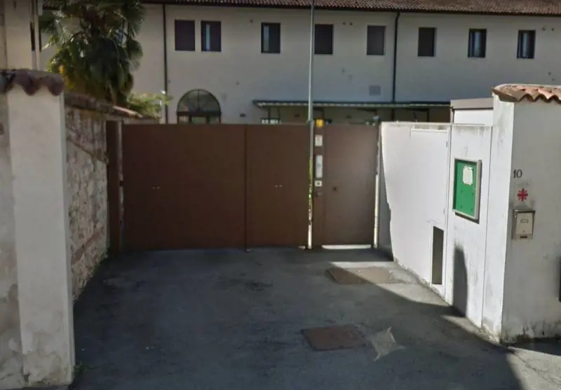 Vicenza, ivoriano aggredisce 50enne alla Caritas e gli rompe polso