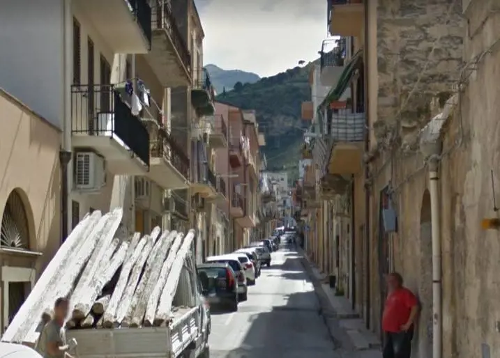 Donna aggredita in strada rimane sfregiata: arrestato tunisino