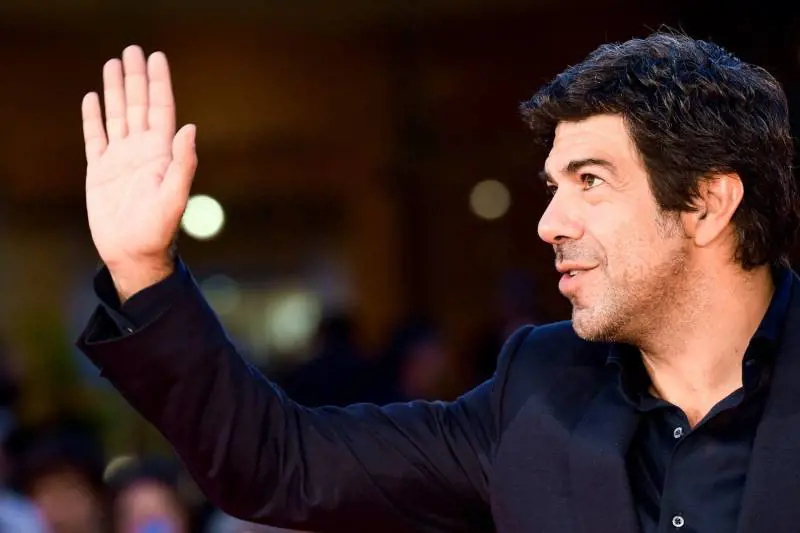 Pierfrancesco Favino racconta il buio della sua adolescenza: "Era una specie di lobotomia"