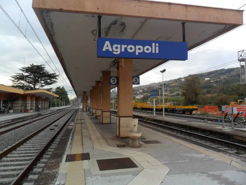 15enne si getta sotto il treno: il fidanzato si era ucciso poco prima