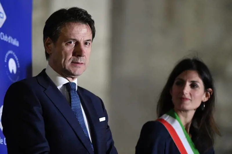 I sospetti di Conte: cosa c'è dietro il "no" a Raggi e Di Battista