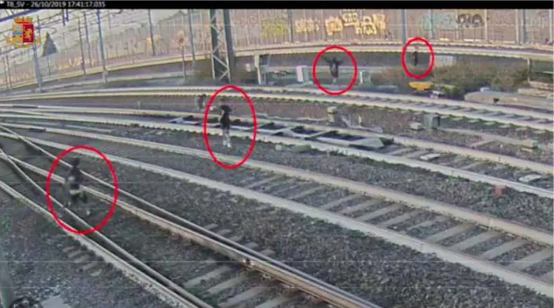 Bologna, follia sui binari: ragazzini sfidano treni ad Alta Velocità