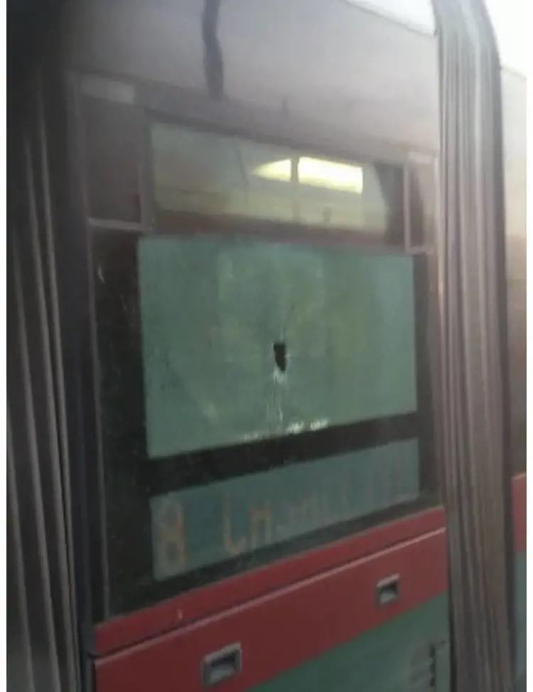 Distrugge i vetri con un martello e scappa: panico sul tram a Roma