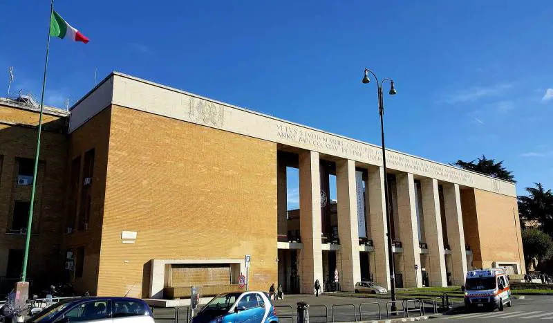 Si finge cuoco per sponsorizzare un ristorante ma molesta le studentesse universitarie