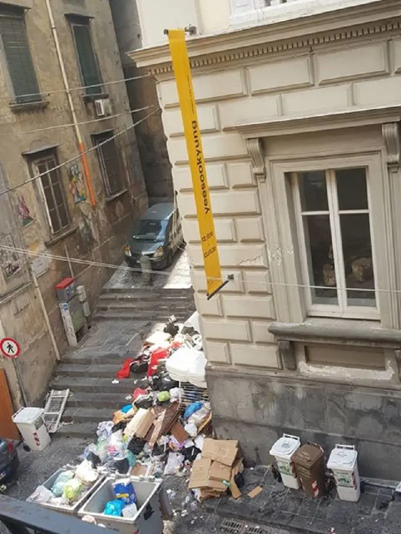 Una discarica abusiva a pochi passi dal Museo Madre: la protesta dei residenti