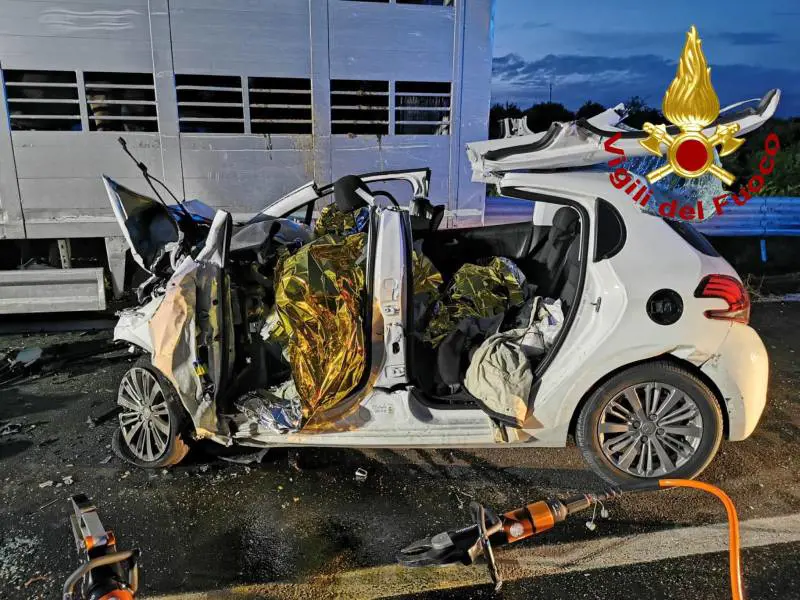 L'incidente con tre morti a Francofonte: i sindaci chiudono la strada